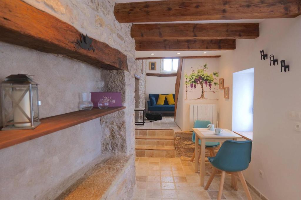 ein Wohnzimmer mit einem Tisch und einem Esszimmer in der Unterkunft By les Climats - L'Angevin - Gevrey-Chambertin in Gevrey-Chambertin