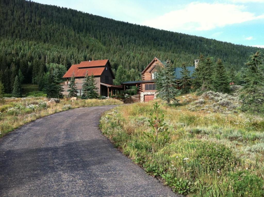 The Bench Stunning 4 BR home on the Bench above CB Views hot tub Steps to town