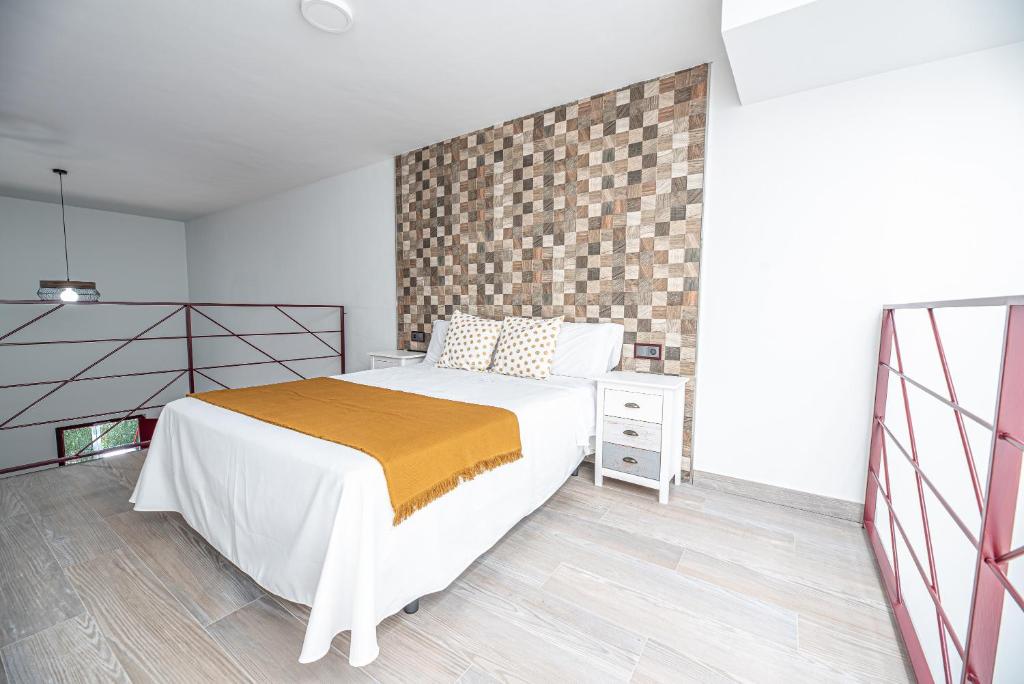 - une chambre avec un lit et un mur en briques dans l'établissement Ocean Suites A4, à Isla Cristina
