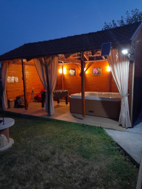Zahrada ubytování Vadrózsa Vendégház-Apartman