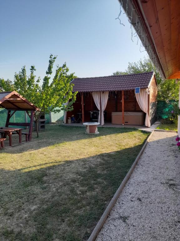 Zahrada ubytování Vadrózsa Vendégház-Apartman