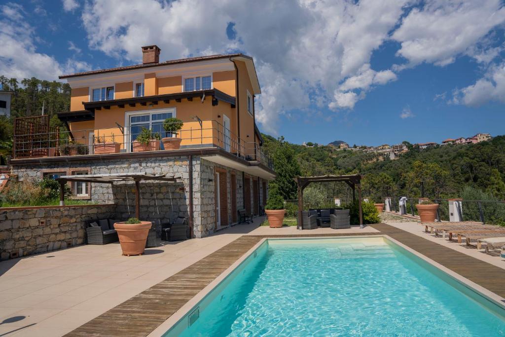 dom z basenem przed domem w obiekcie 065 - VILLA LETIZIA, Elegante 2 PISCINA e Natura, 10 minuti da MARE e SPIAGGIE w mieście Casarza Ligure