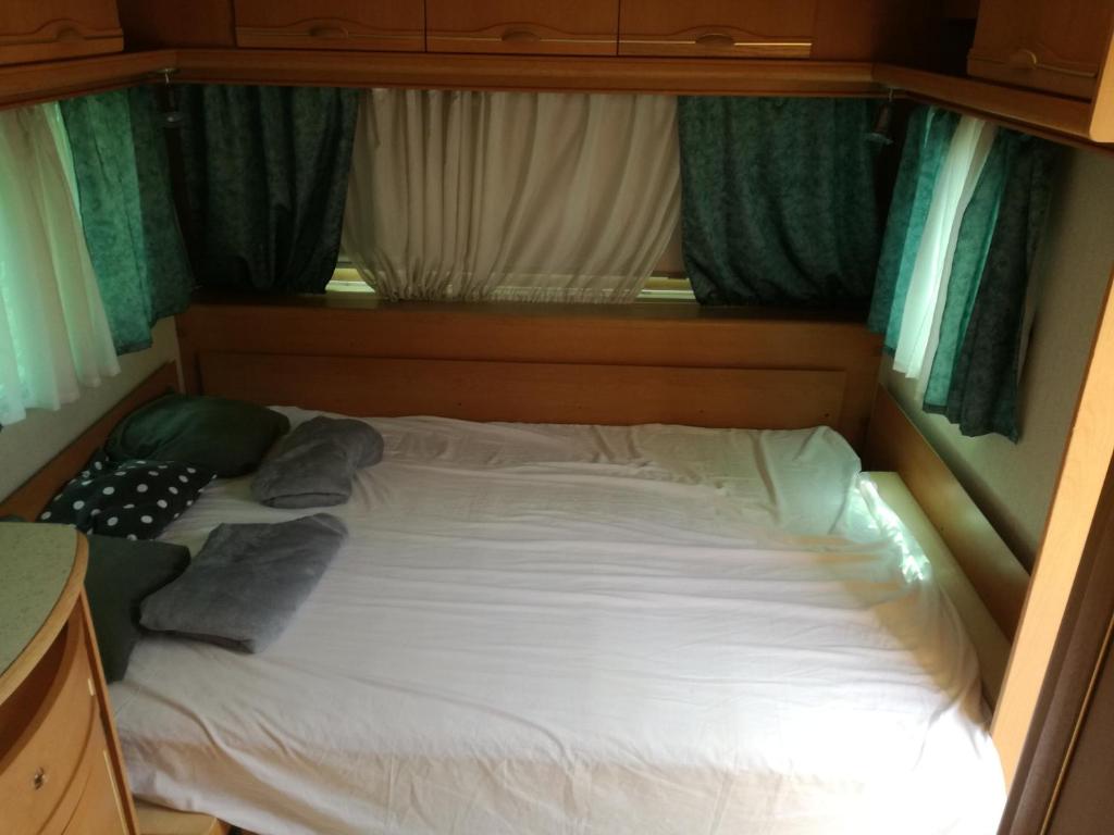 a bed in a small room with a window at Zielony Port numer 3 in Władysławowo