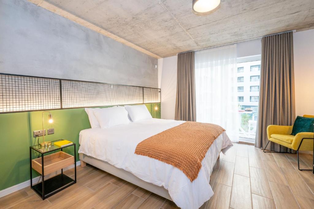 Postel nebo postele na pokoji v ubytování Fort40 Guest House