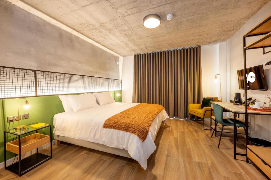 Postel nebo postele na pokoji v ubytování Fort40 Guest House