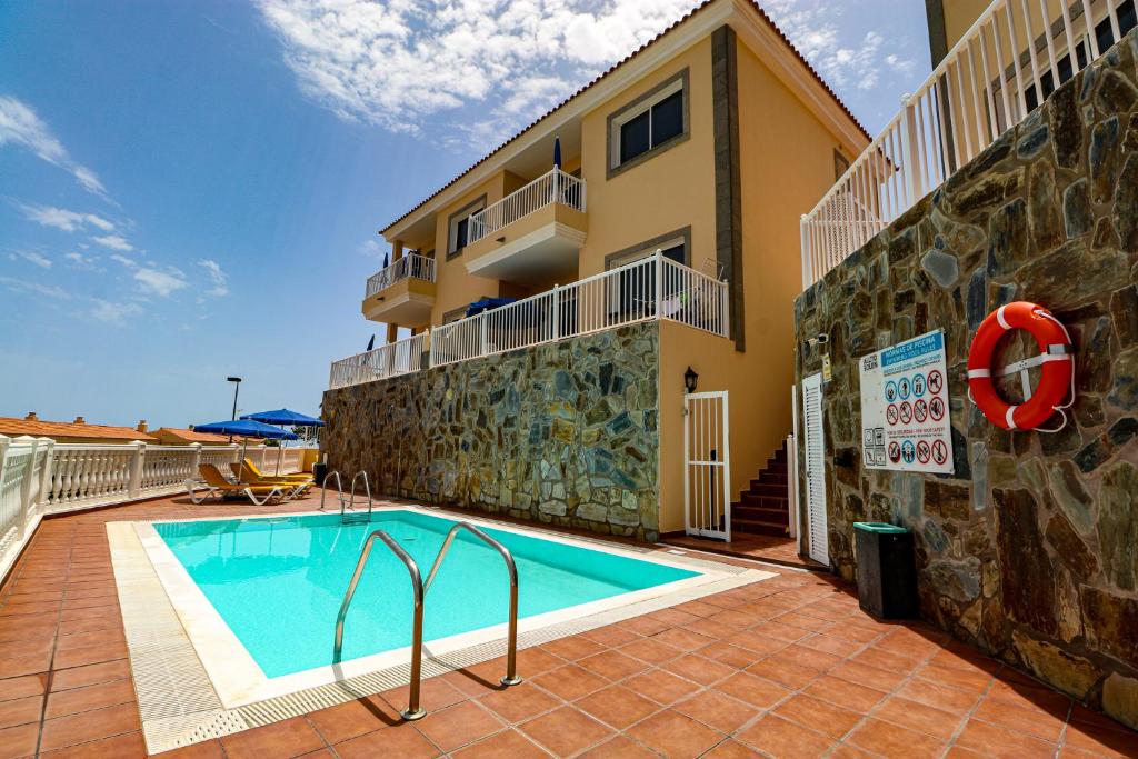 una piscina frente a un edificio en Calypso Family, en La Playa de Arguineguín