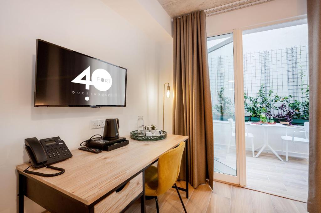 Fort40 Guest House - Queen Room - Disability Access