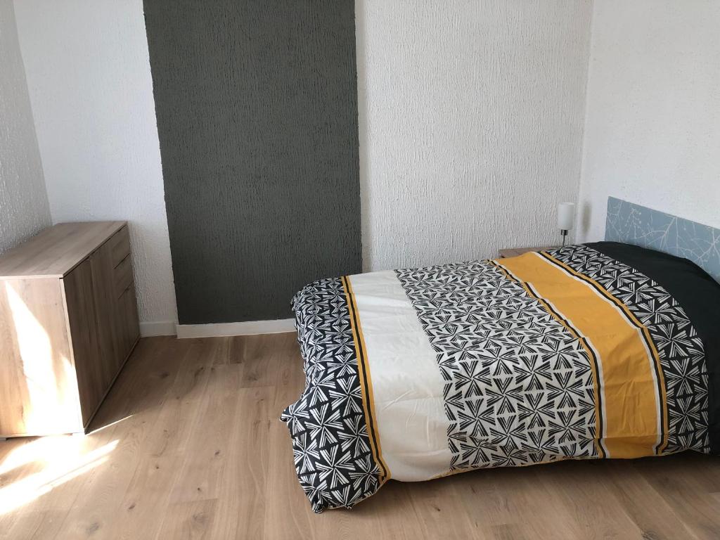 1 dormitorio con 1 cama y suelo de madera en Orléans 1er proche gare et centre T2 bis en Orléans