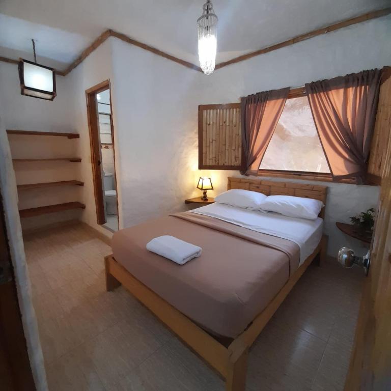 a bedroom with a large bed with a window at Mamma Mía in Máncora