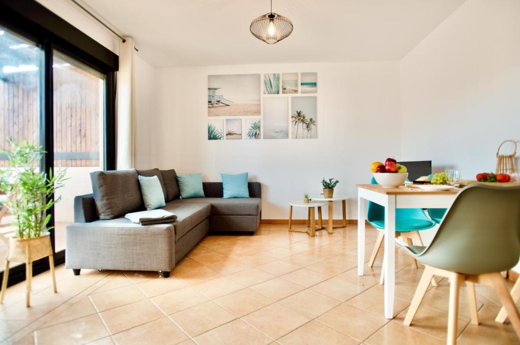 sala de estar con sofá y mesa en Casa Ema - Origomare - Lajares - Majanicho, en Lajares