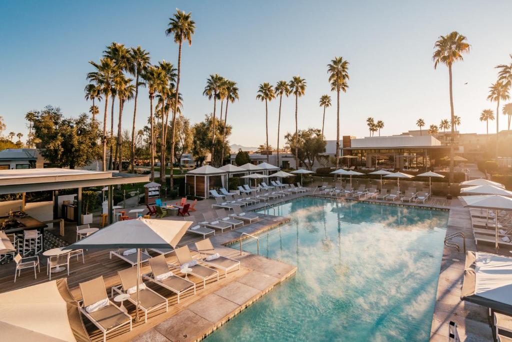 una imagen de una piscina en un complejo con sillas y sombrillas en Andaz Scottsdale Resort & Bungalows en Scottsdale