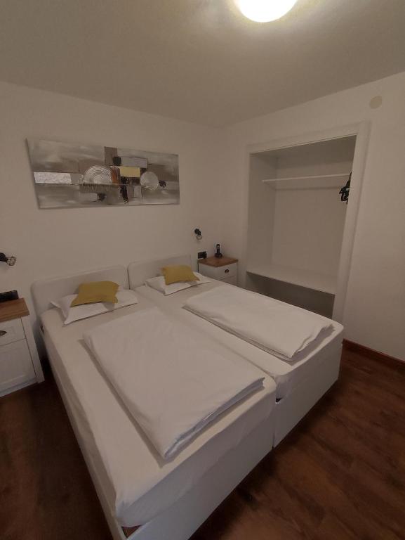 Postel nebo postele na pokoji v ubytování Alpenhotel Edelweiss
