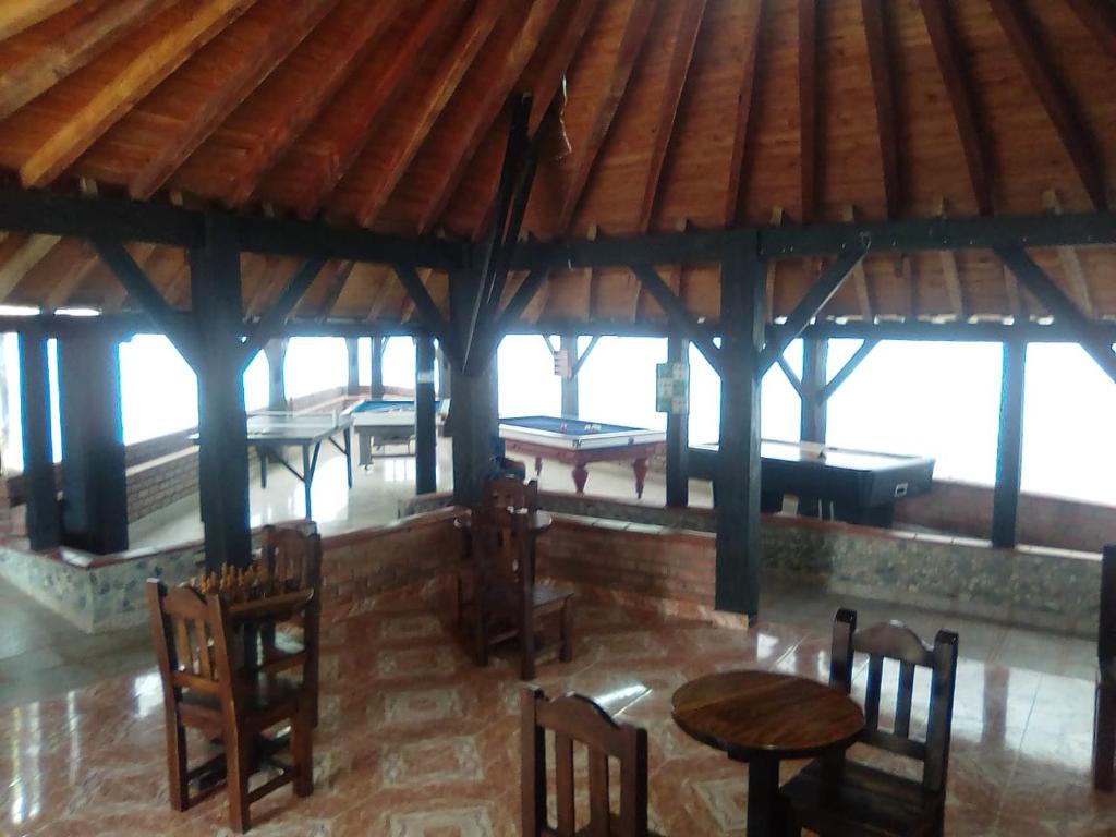 une chambre avec des tables et des chaises dans un bâtiment dans l'établissement Finca Hotel La Marina, à Quimbaya
