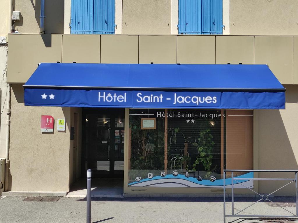 een winkel met een blauwe luifel voor een gebouw bij Logis Hôtel Saint Jacques in Valence