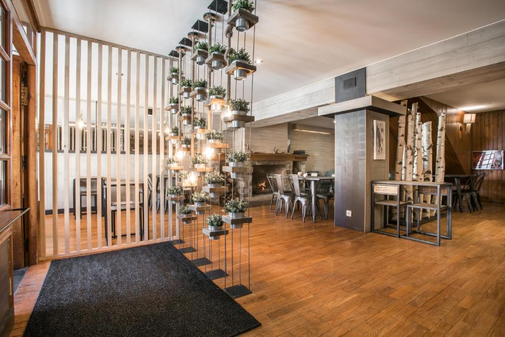 Reštaurácia alebo iné gastronomické zariadenie v ubytovaní Hotel SNÖ Mont Romies
