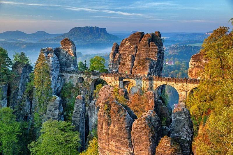 a bridge on top of a rocky mountain at Kuckuckswinkel Ferienwohnung Zarah in Schöna