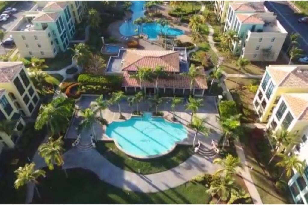 vista aerea di un resort con piscina di AQUATIKA BEACH APT 1ST FL a Loiza