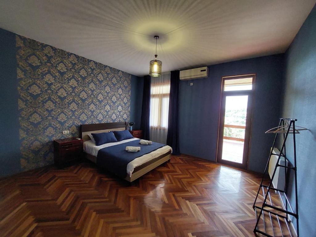 Postel nebo postele na pokoji v ubytování Guesthouse ''Door'' in Sighnaghi