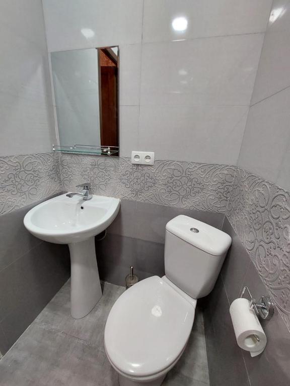 Koupelna v ubytování Guesthouse ''Door'' in Sighnaghi