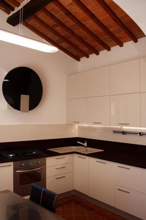 A kitchen or kitchenette at La Casa Di Adelina Monticchiello