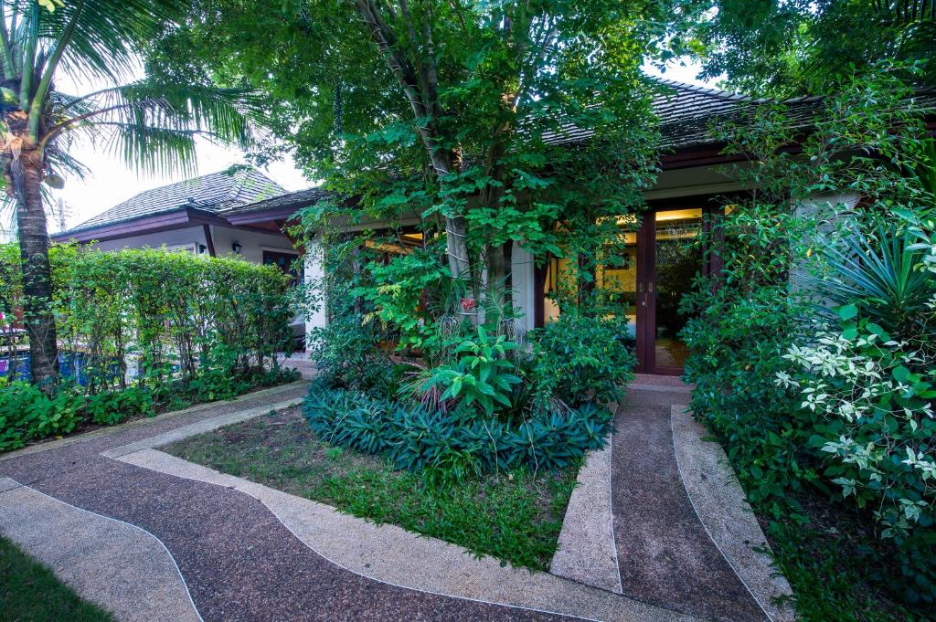 Ein Garten an der Unterkunft Pai Tan Villas - SHA Extra Plus