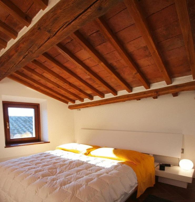A bed or beds in a room at La Casa Di Adelina Monticchiello