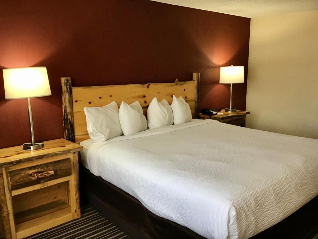 Säng eller sängar i ett rum på Ramada by Wyndham Butte