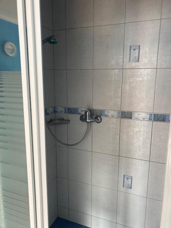 a shower with a shower head in a bathroom at Pokój Gościnny Gdańska 21 J in Świnoujście