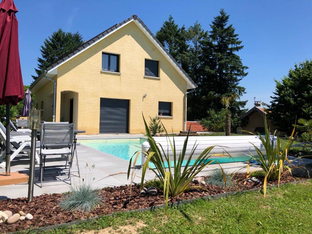 uma casa com uma piscina em frente em La Soranaise, chambre chez habitant à la campagne em Sorans-lès-Breurey