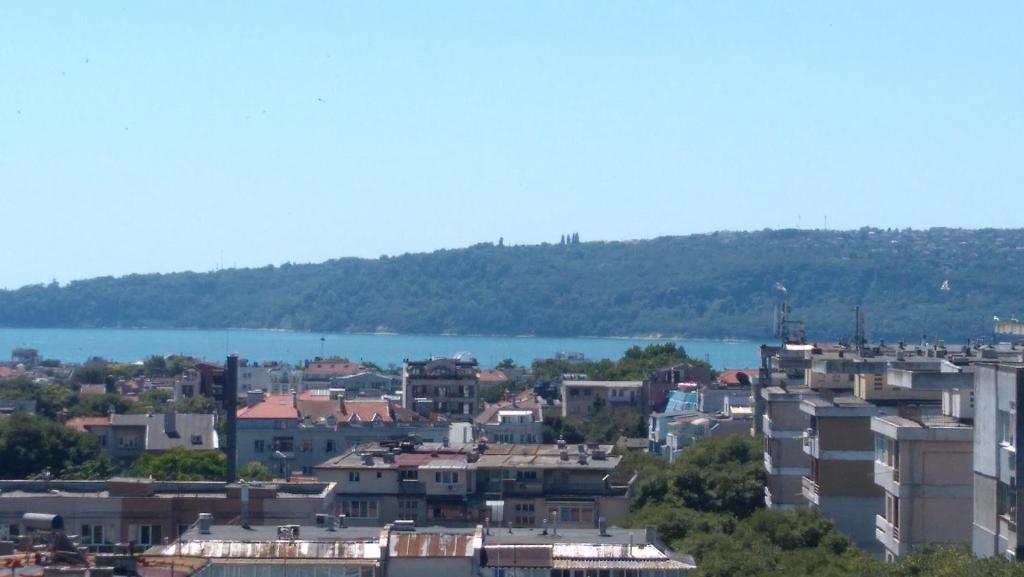 een stad met gebouwen en een waterlichaam bij Panorama apartment in Varna