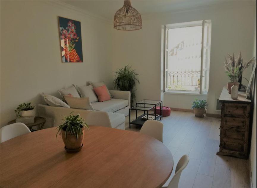 a living room with a table and a couch at Le Doubs Vesontio in Besançon