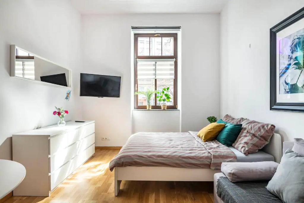 Televízia a/alebo spoločenská miestnosť v ubytovaní Discover Krakow Apartments - 5 Borowickiej St - Studio next to Opera and Unity Centre