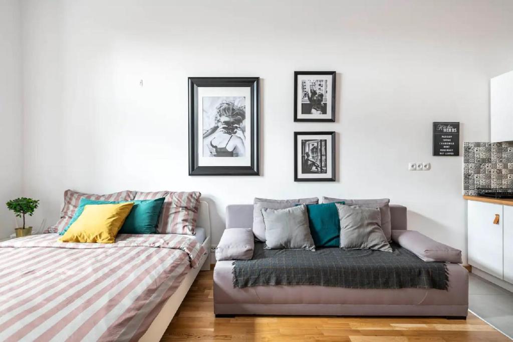 Posteľ alebo postele v izbe v ubytovaní Discover Krakow Apartments - 5 Borowickiej St - Studio next to Opera and Unity Centre