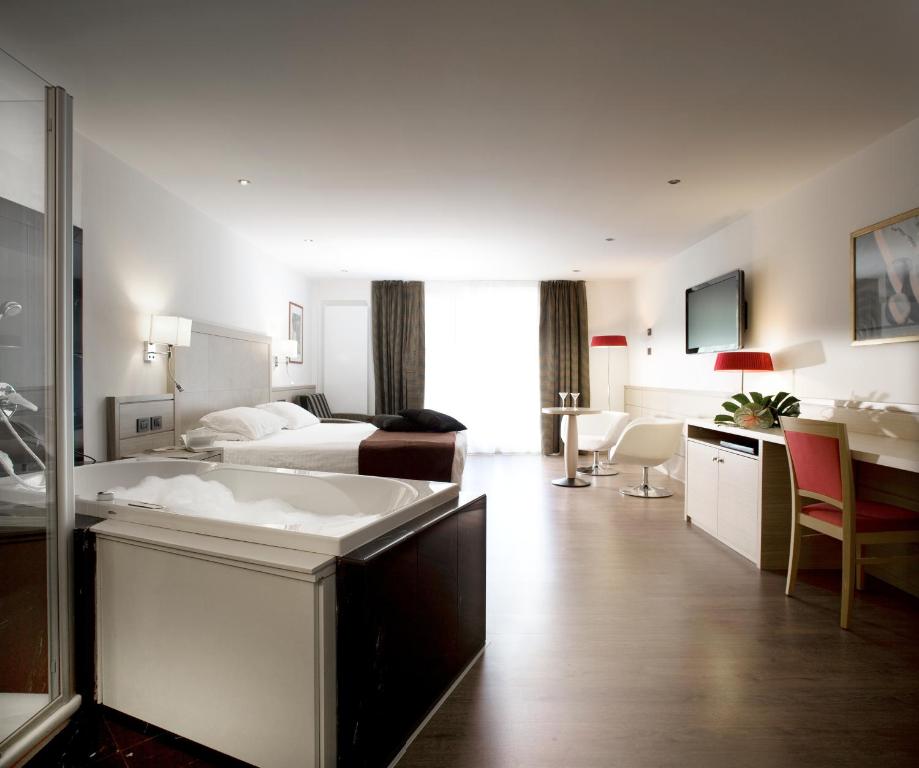 TV a/nebo společenská místnost v ubytování Piz Galin Grand Hotel Family & Wellness