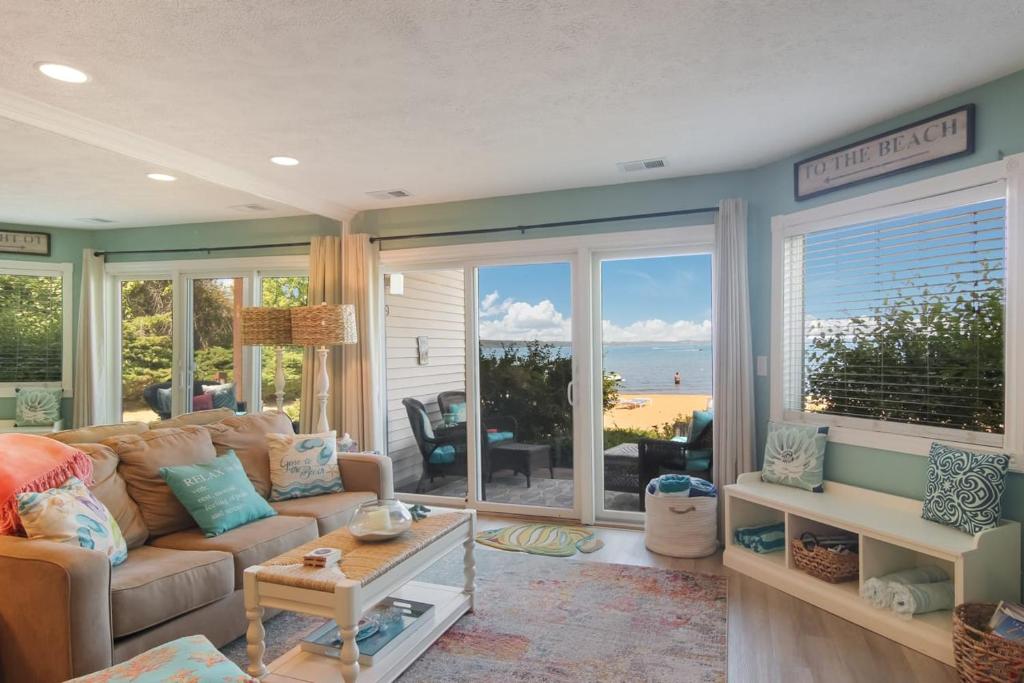 Beachside 109 with Direct Beach Access Pool and Hot Tub, Traverse City