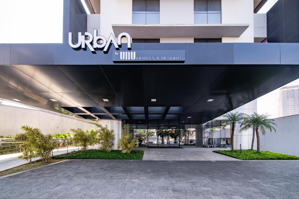 a view of the entrance to a building at URBAN by UNU Osasco Hotel in Osasco