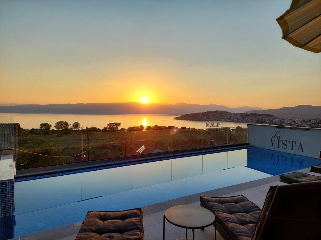 una vista sul tramonto dal balcone di una casa di La Vista Luxury Villa a Ohrid