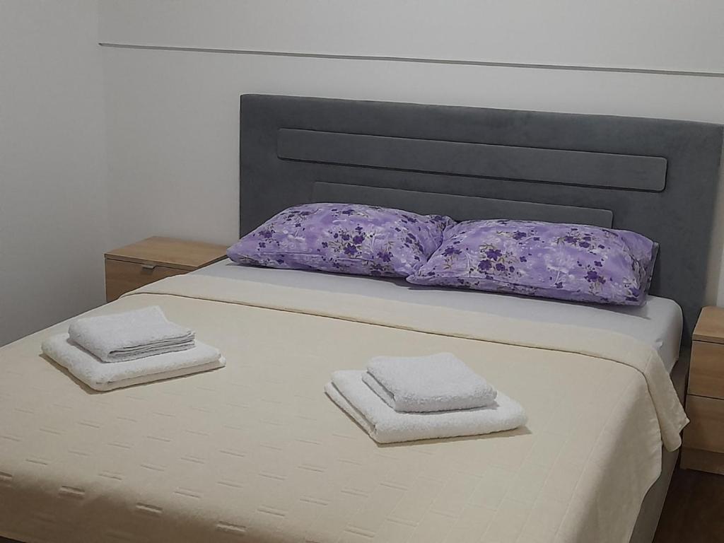 ヴィシェグラードにあるPejovicのベッド(紫色の枕、タオル付)