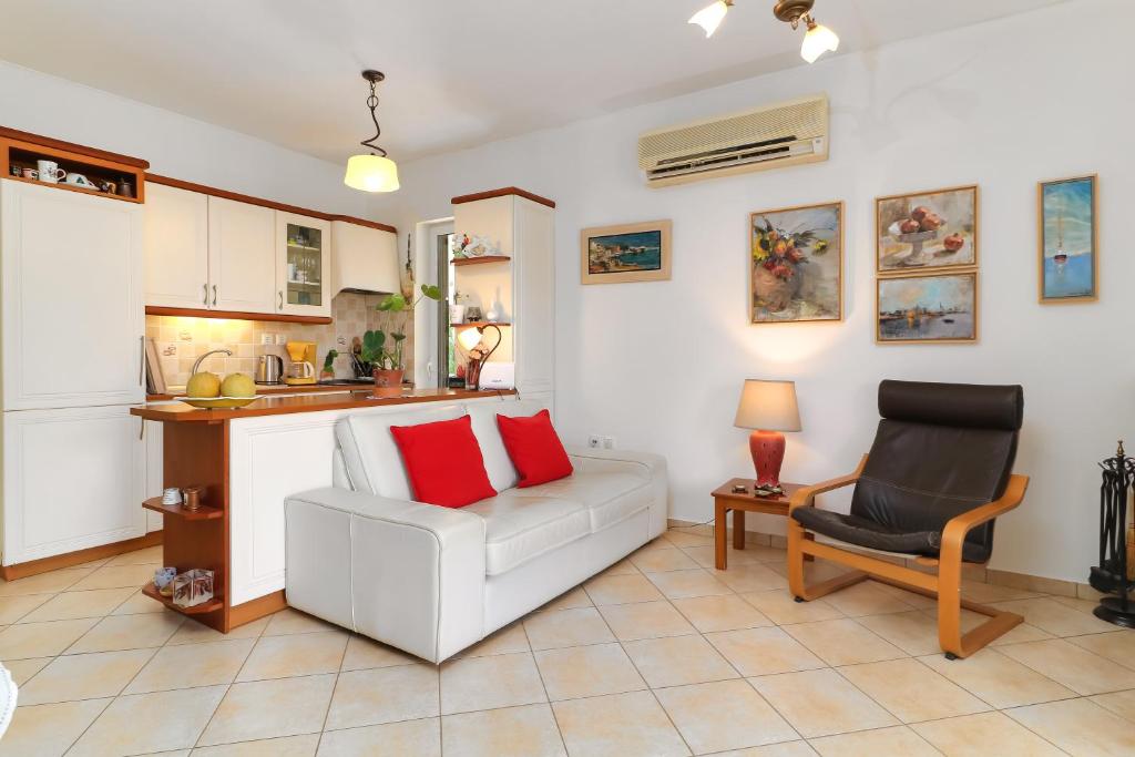 Posezení v ubytování Zoumperi Cute and Cozy close to airport and Rafina