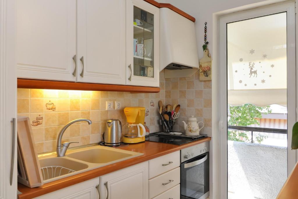 Kuchyň nebo kuchyňský kout v ubytování Zoumperi Cute and Cozy close to airport and Rafina