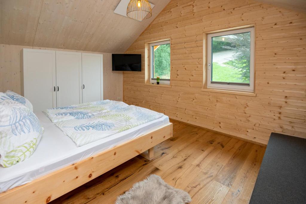 Postel nebo postele na pokoji v ubytování Chalets Lunz am See