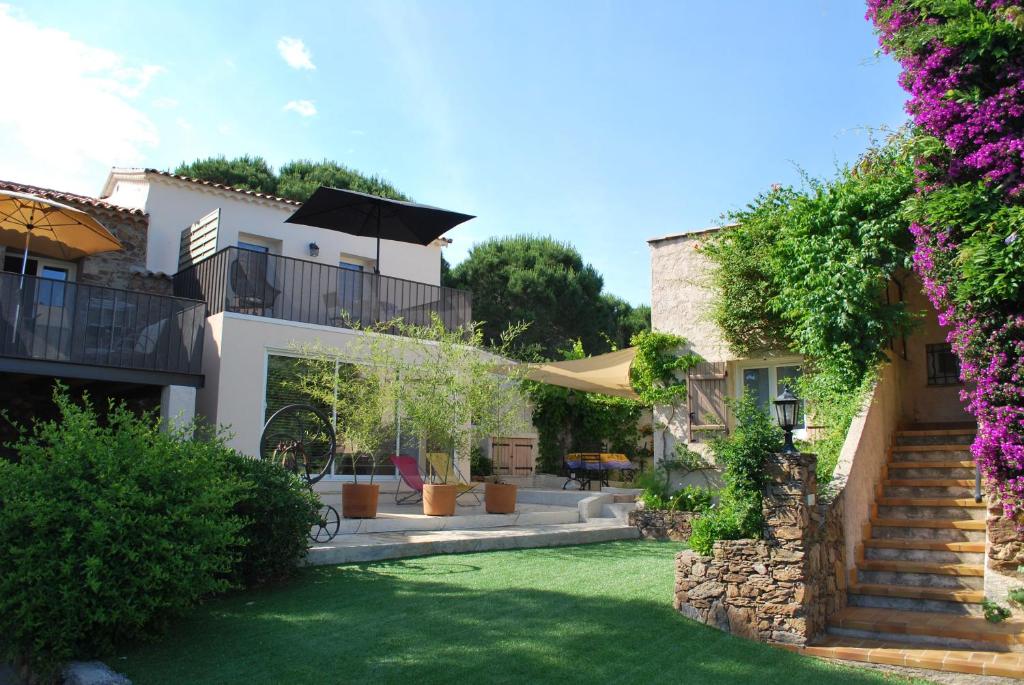 une maison avec un jardin et une pelouse dans l'établissement Domaine du Mas de Peyres, à Cavalaire-sur-Mer