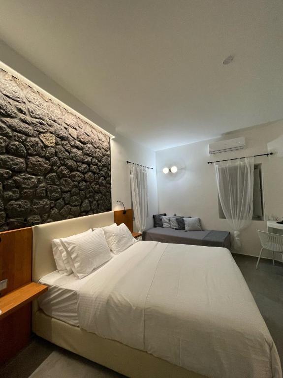 Postel nebo postele na pokoji v ubytování Noir Santorini