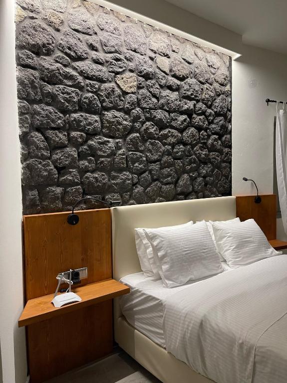 Postel nebo postele na pokoji v ubytování Noir Santorini