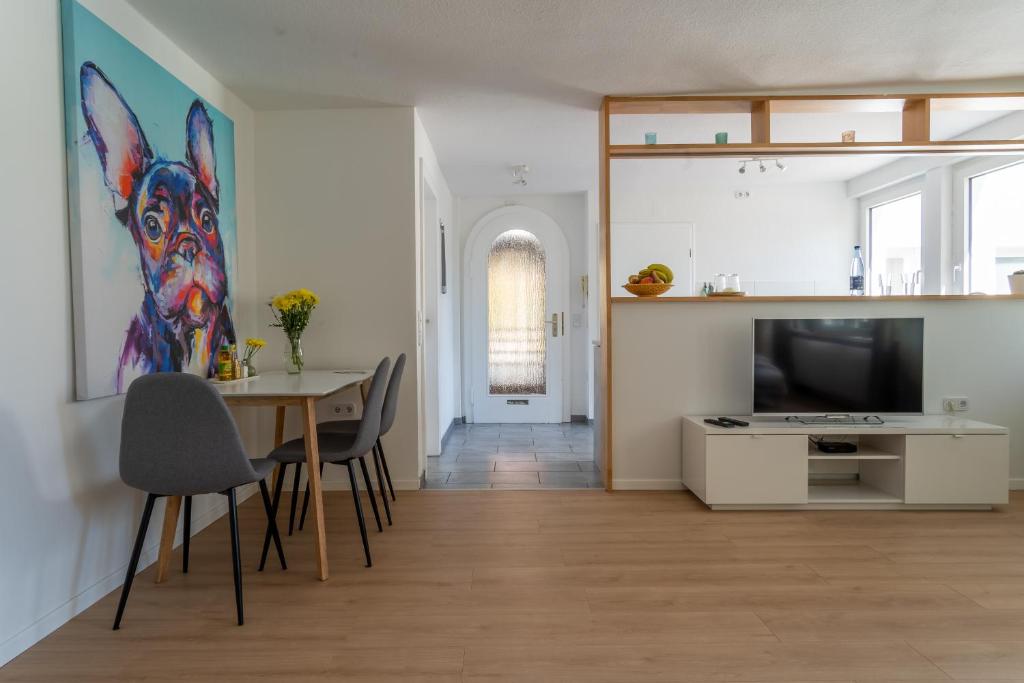 TV a/nebo společenská místnost v ubytování Akram Appartement I - Zentral und Ruhig