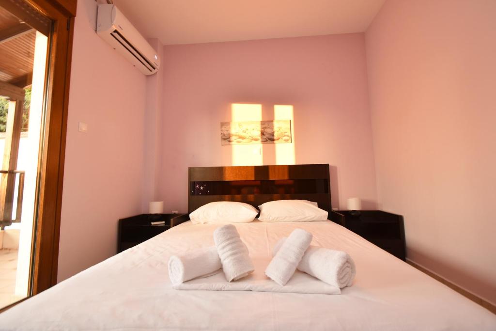 Posteľ alebo postele v izbe v ubytovaní Sea Side Pine Maisonette, Siviri