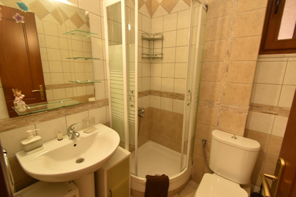 Kúpeľňa v ubytovaní Sea Side Pine Maisonette, Siviri