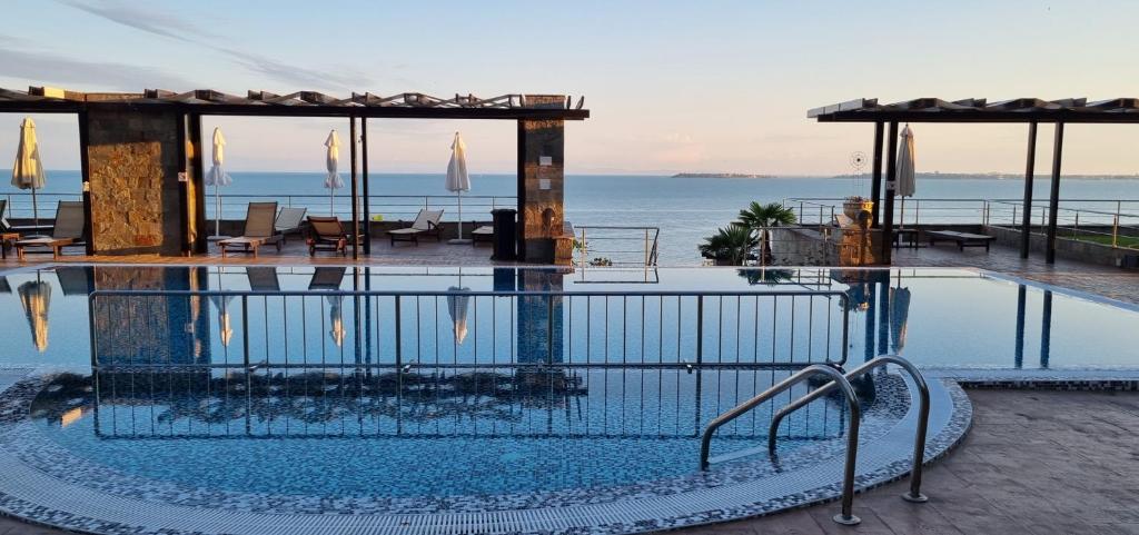 Bazén v ubytování Dolce Vita II Waterfront Aura Sea View Luxury Apartament nebo v jeho okolí