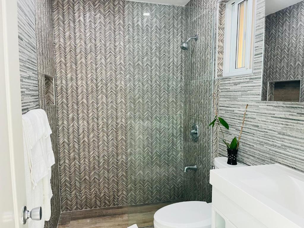 Luxury Apartments and Rooms,The Lagoons - Housity