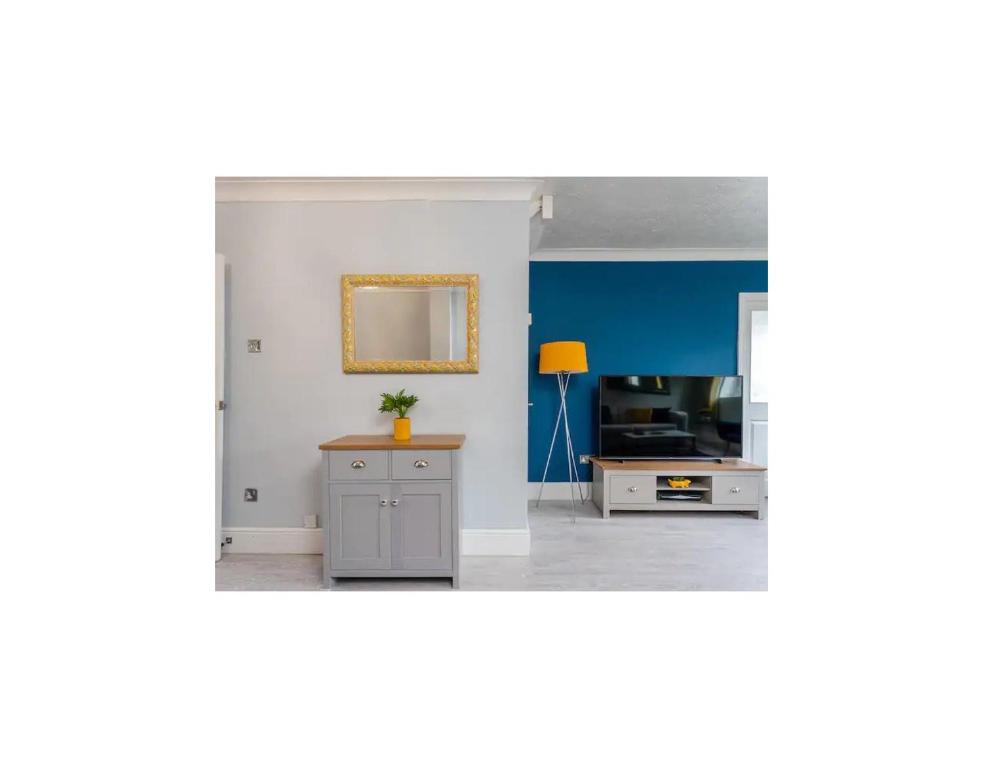 Charming 4-Bedroom House with Garden